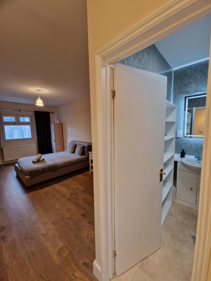 Homestay Affordable In Shared Flat, Bridge London