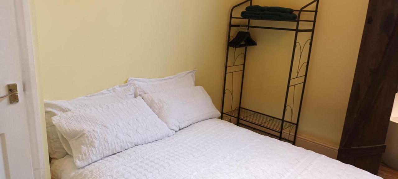 With Luxury Private Bathroom & Independent Entrance Near Tube Guest house *