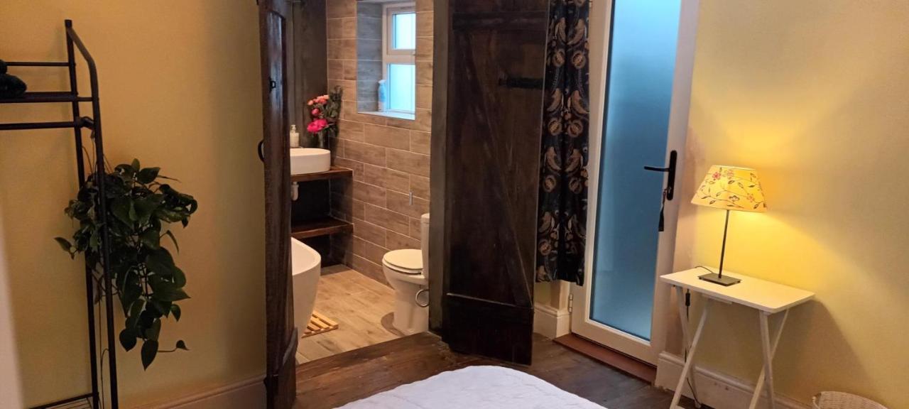 With Luxury Private Bathroom & Independent Entrance Near Tube Guest house London