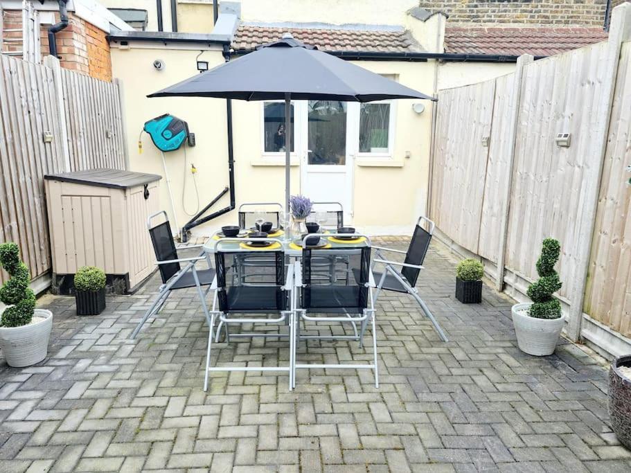 Private House With Free Parking Holiday home London