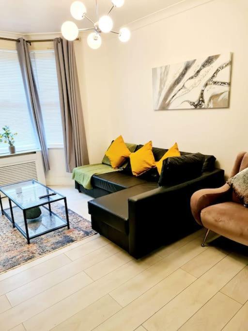Private House With Free Parking Holiday home