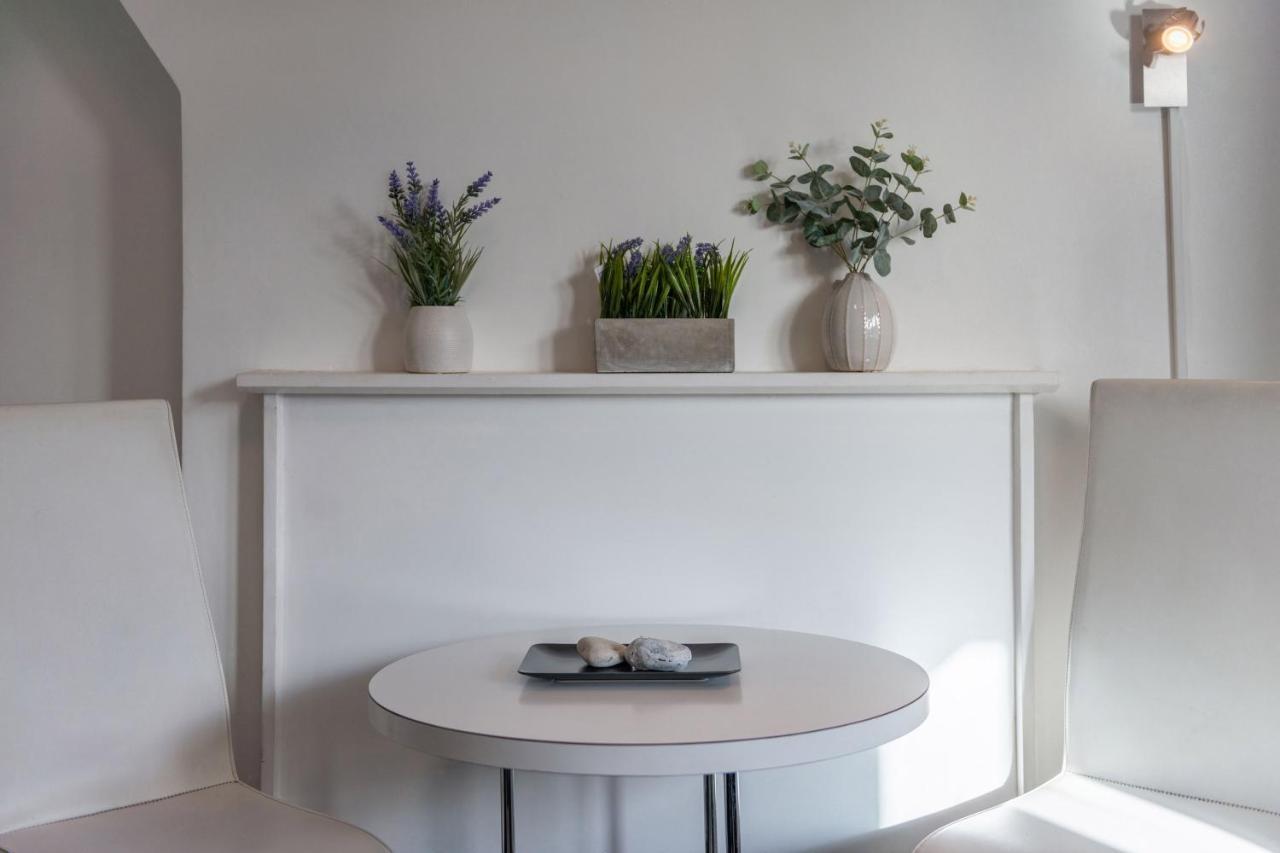 The Darlington - Stylish 1 Bedroom Apartment, 10 Minutes From The Eye Apartment London