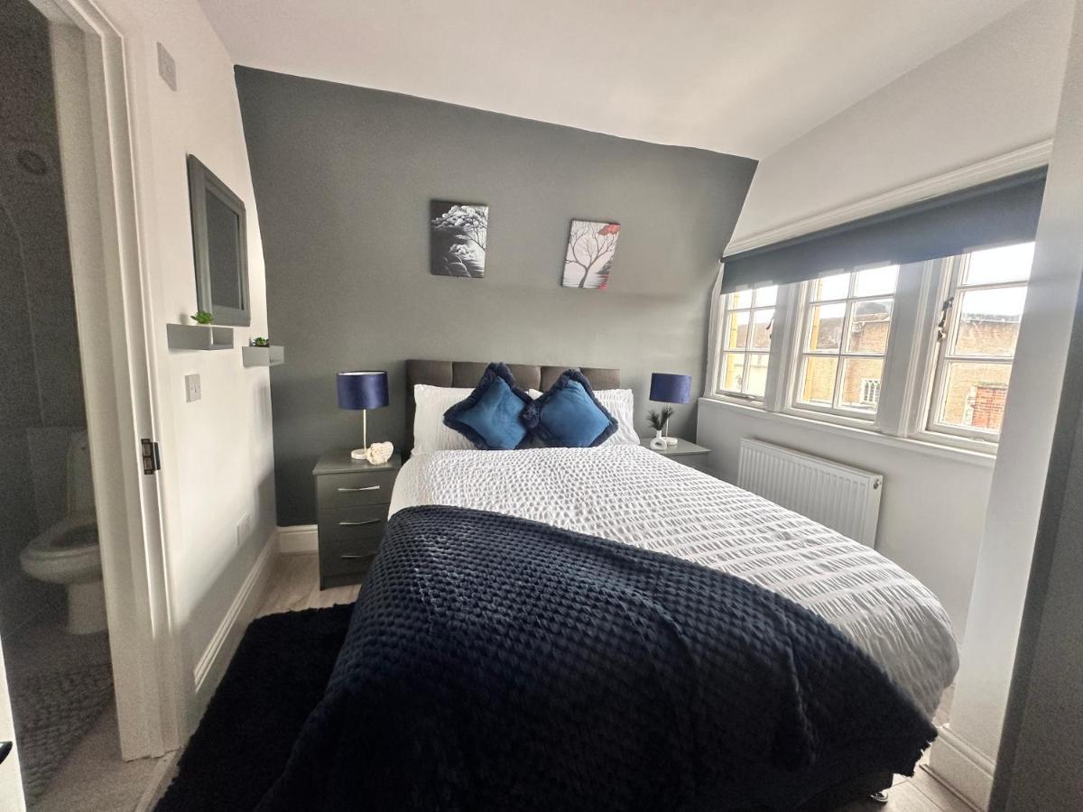Kensington High Street Penthouse * London