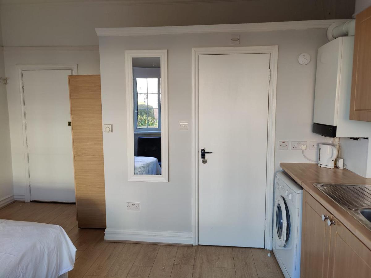 Studio On Golders Green Road Apartment