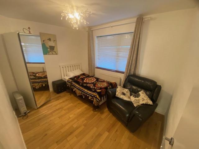 Comfortable Single Bed Garden View * London