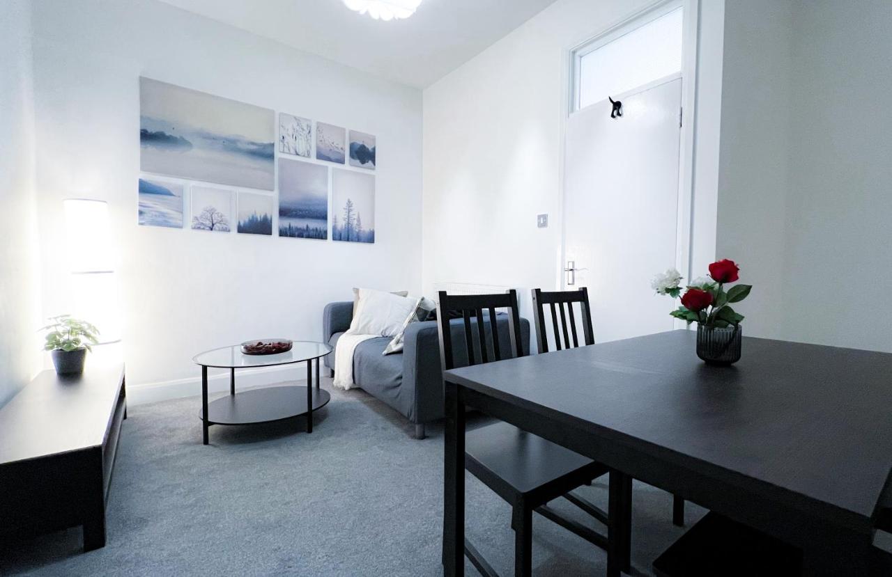 Stylish 3 Bed Flat With Garden Londres