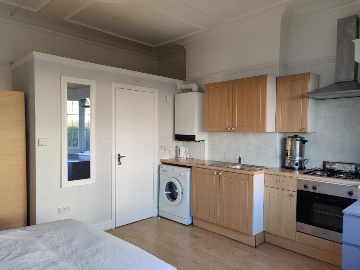 Studio On Golders Green Road Apartment