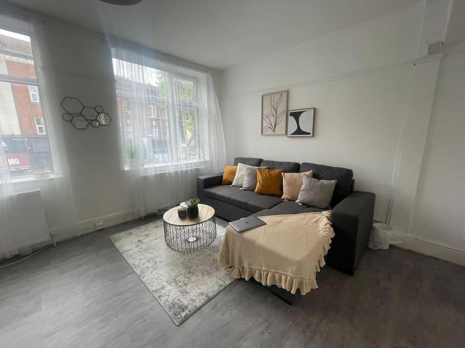 Bright 2 Bedroom Flat On Tower Bridge Apartment