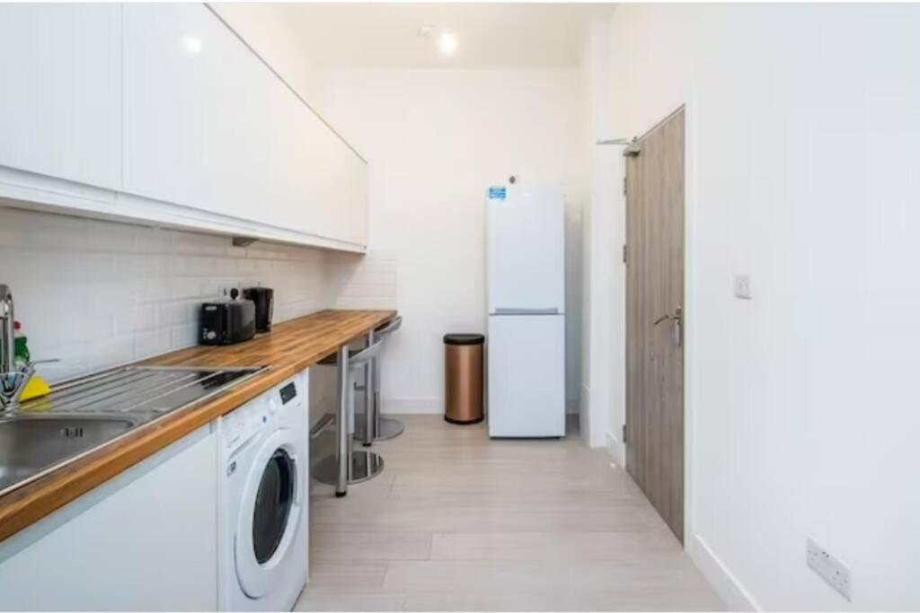 Boutique Modern For Two Near Tube And Bus Stations Apartment *