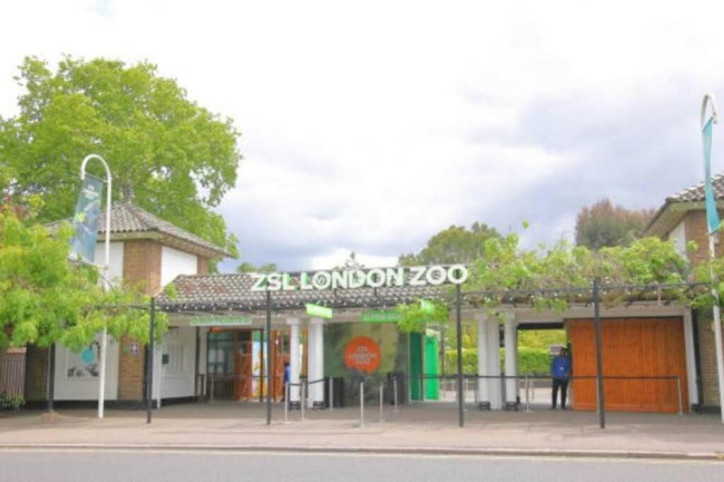 Functional Double With An Ensuite Toilet And Shower Near Tube And Bus Stations Apartment London