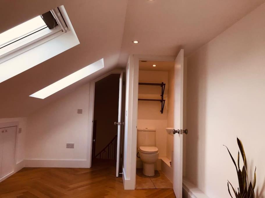 Stylish New Listing! Free Parking, Trendy Location Apartamento *