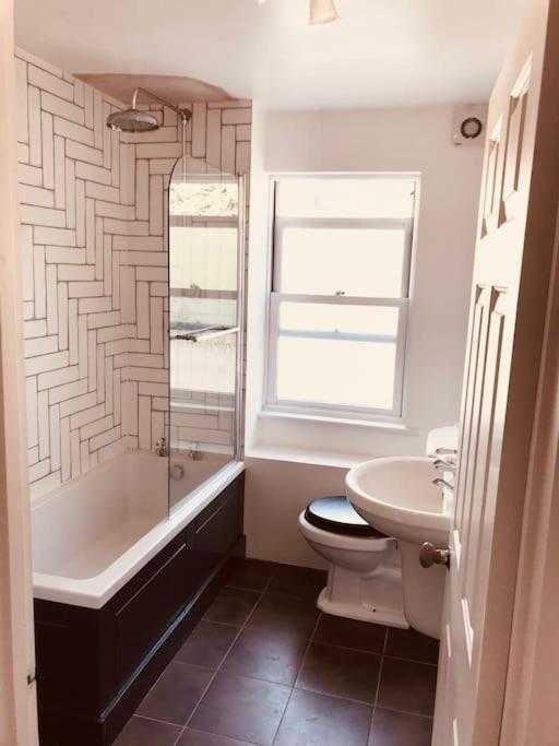Stylish New Listing! Free Parking, Trendy Location Apartamento *