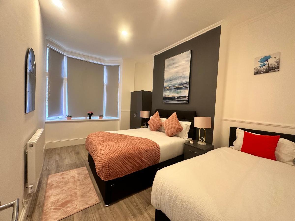 Apartment Kensington High Street London