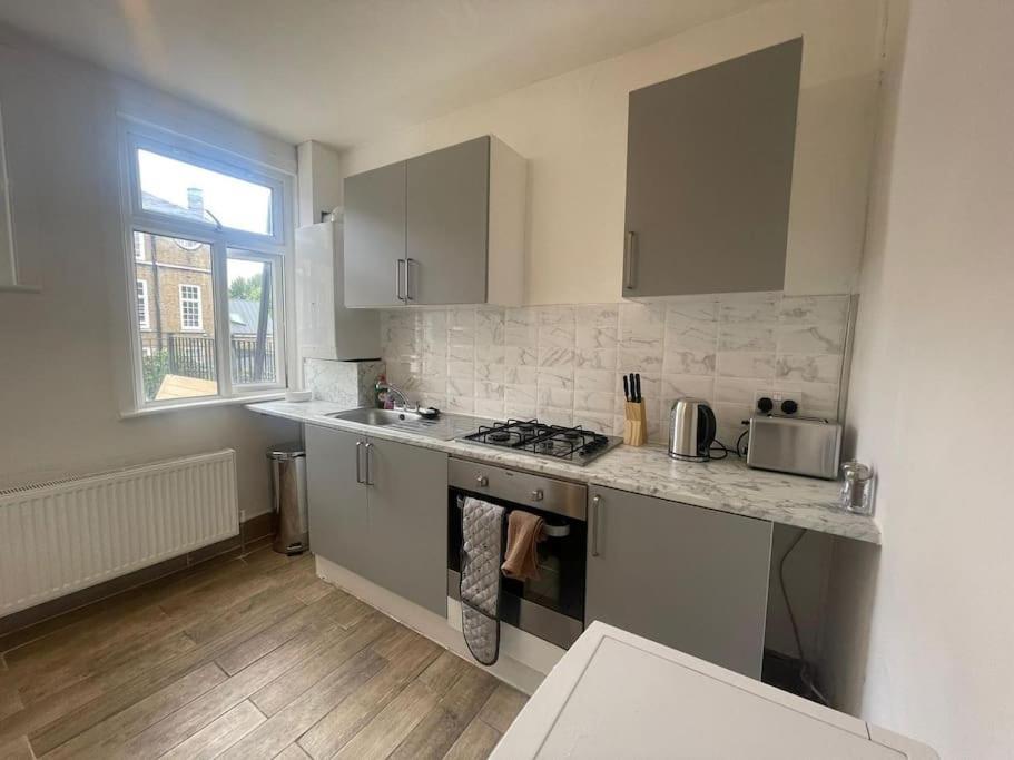 Bright 2 Bedroom Flat On Tower Bridge Apartment *