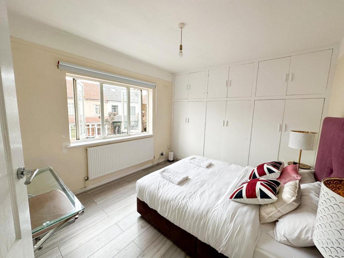 208 Clements Road Holiday home London
