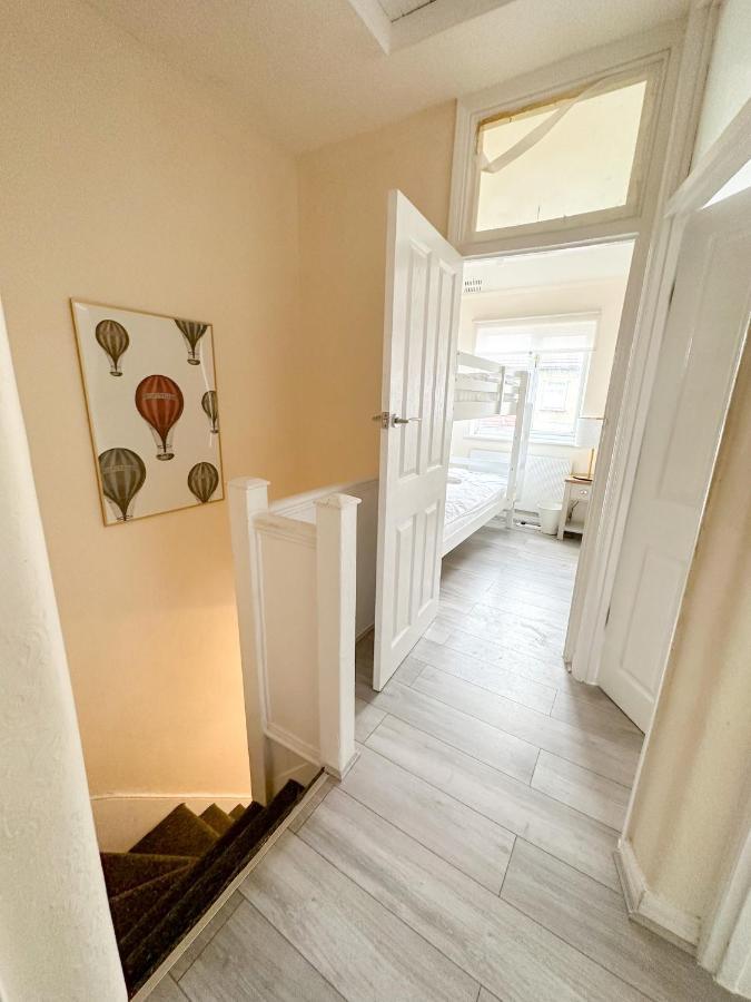 208 Clements Road Holiday home