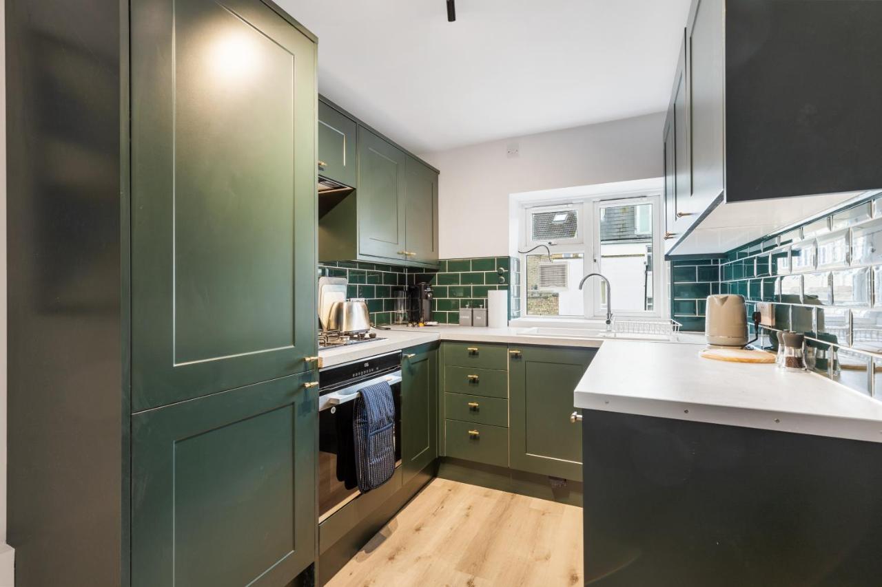 Bright & Cosy Gem ~ Battersea Park View ~ King Bed Apartment London