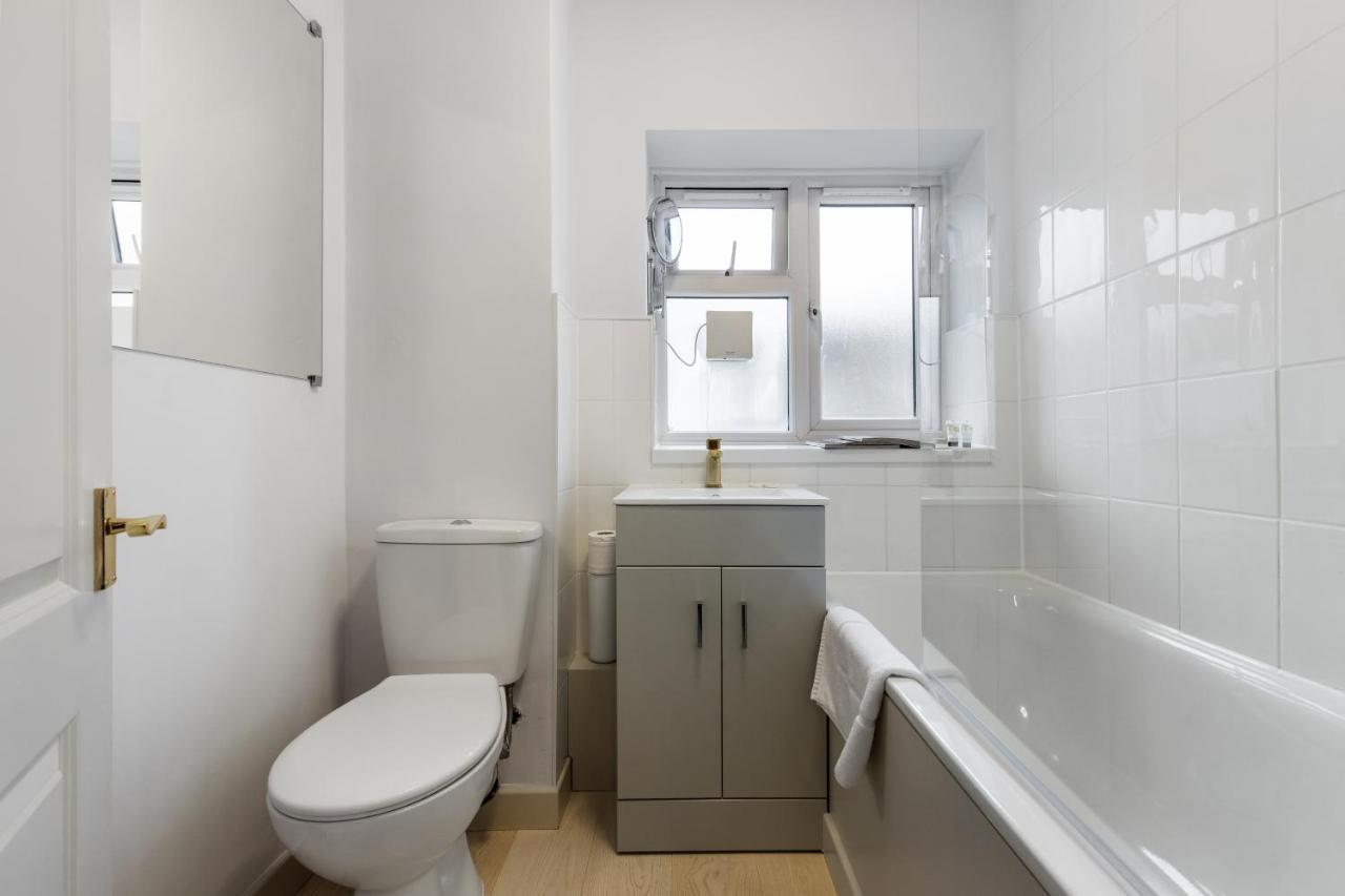 Apartment Bright & Cosy Gem ~ Battersea Park View ~ King Bed
