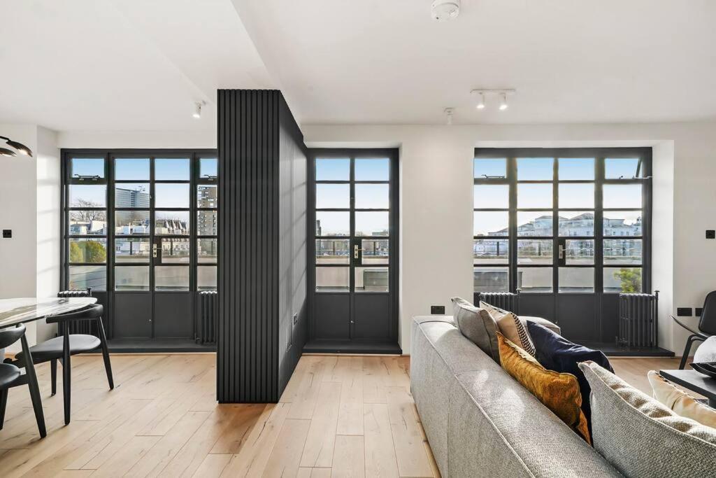 Two Bedroom Flat In Kensington Apartment *