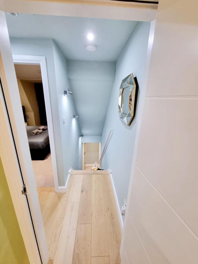 Apartment Stylish With Terrace & Parking London