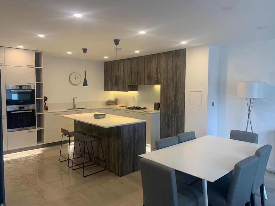 Dockside Sleeps 8, Uber Boat To Canary Wharf In 3 Mins Casa de férias *