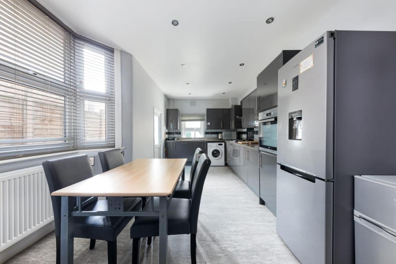 Cozy 4 Bedroom In Hackney, Holiday home *