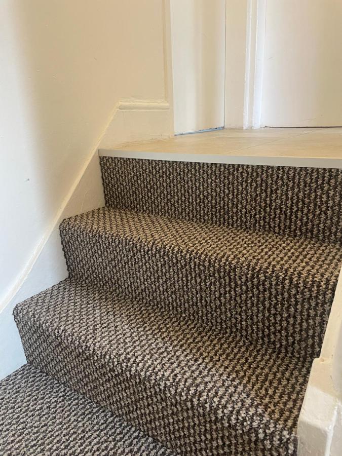 4 Bedroom House With Garden, Parking & 3 Mins Walking Distance From Train Station Holiday home