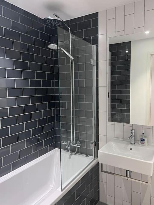 Lovely 2 Bed In Royal Wharf Apartment London