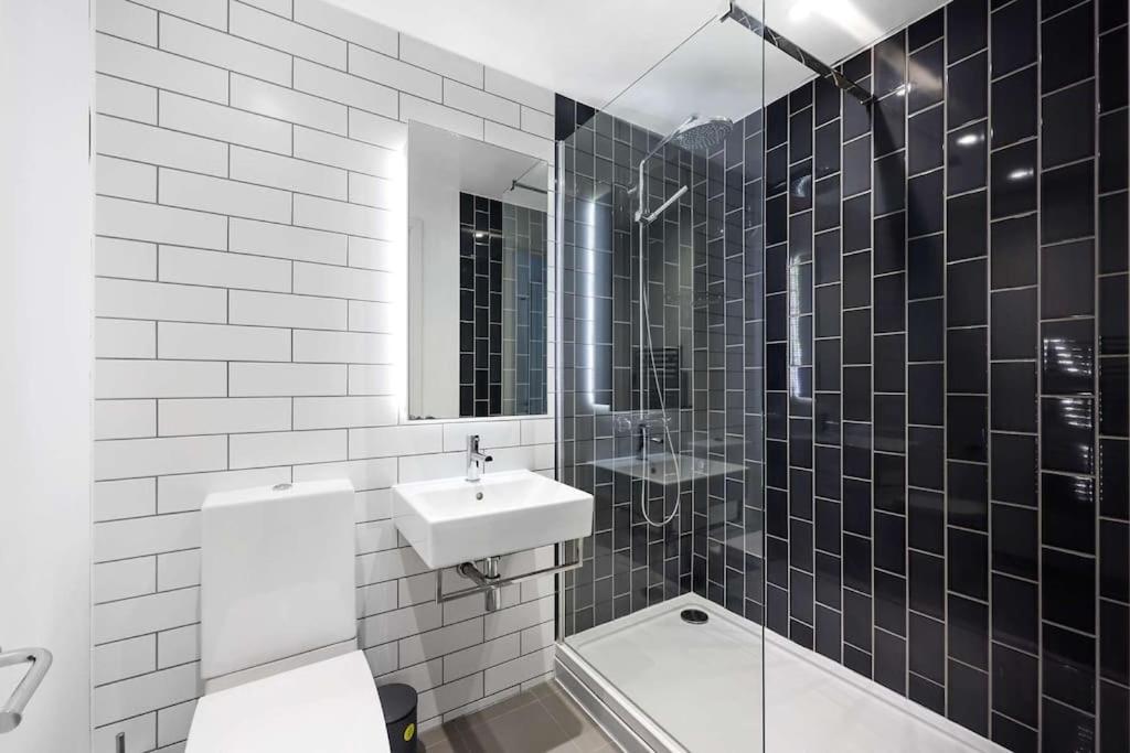 Lovely 2 Bed In Royal Wharf Apartment *