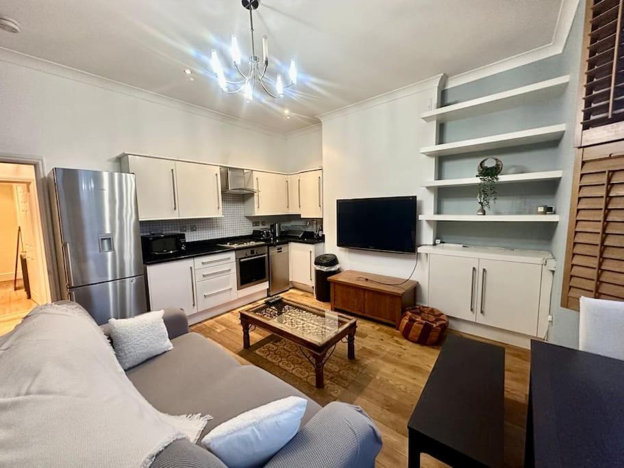 Spacious 2 Bedroom * London