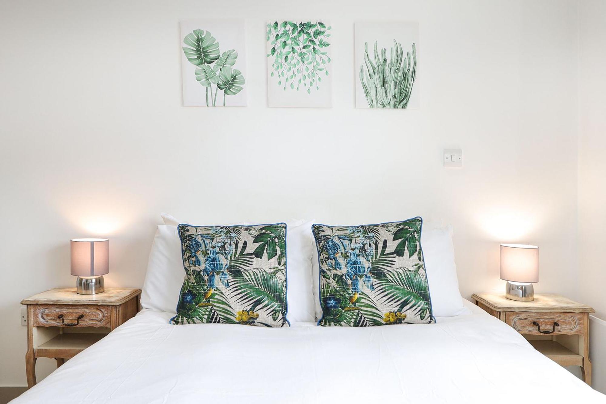 2-bed 2-bath Flat Around The Corner From Portobello Market Apartment London