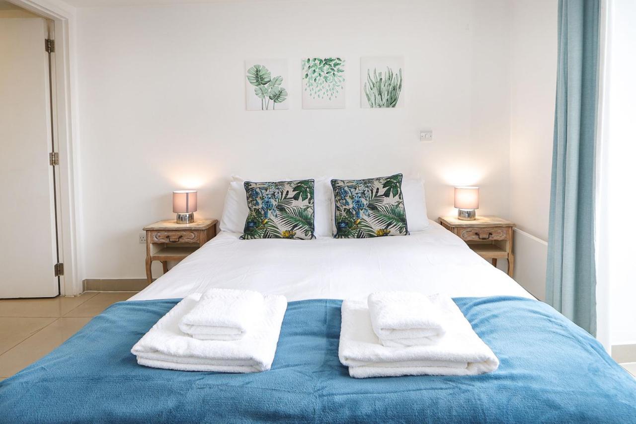 Apartment 2-bed 2-bath Flat Around The Corner From Portobello Market London