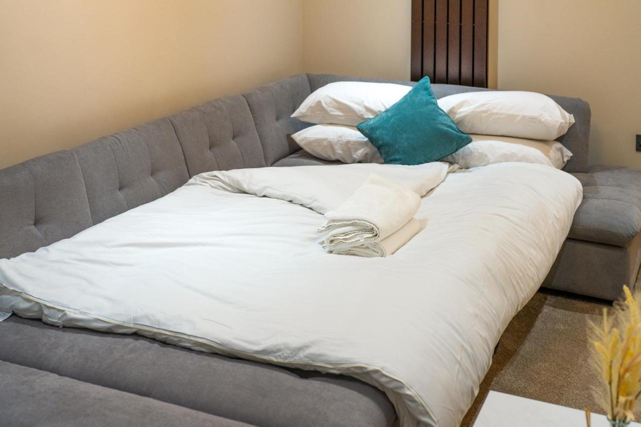 Brand New Luxury House - Sleeps 8 *