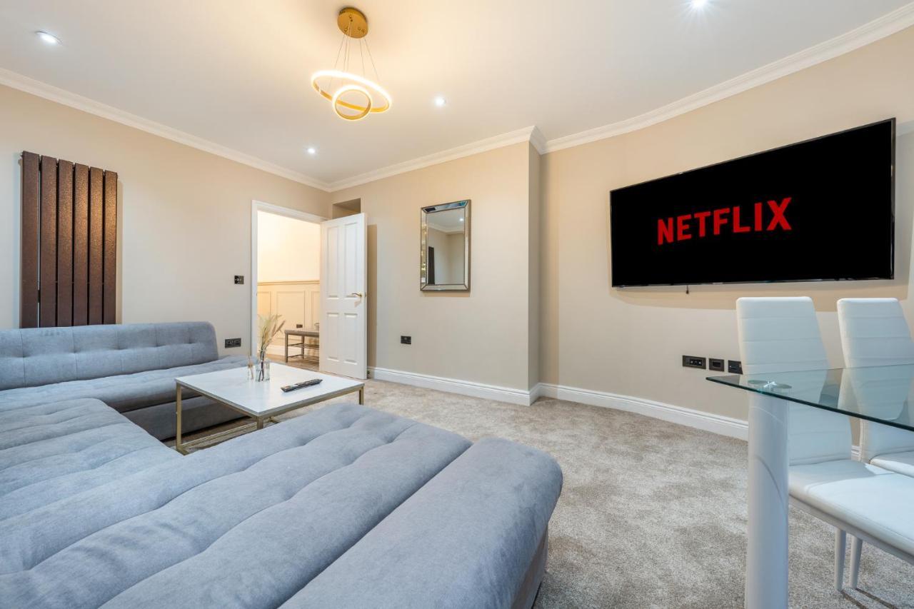 Brand New Luxury House - Sleeps 8 *