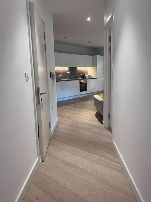 Lovely 2 Bed In Royal Wharf Apartment London
