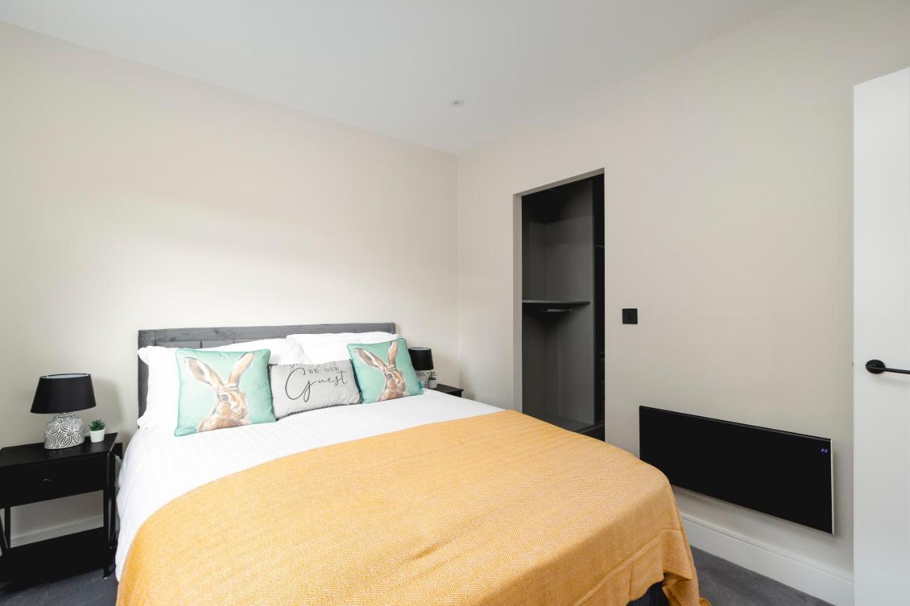Skyvillion - Cozy Large 4 & 1 Bed In Enfield, Mins To Tube Station, Free Wi-fi Apartment *