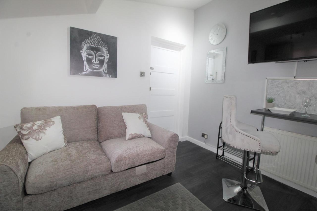 2 Min Walk To Upton Park Station Apartment *