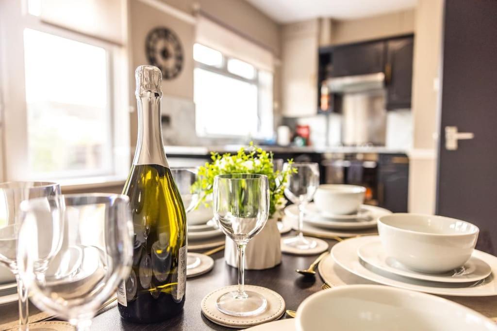 Stunning 3 Bed In New Malden, South West -newly Decorated - Free Parking - Ultrafast Wifi - Smart Tv - Netflix - Sleeps Up To 6! Close To Wimbledon And Kingston. * London