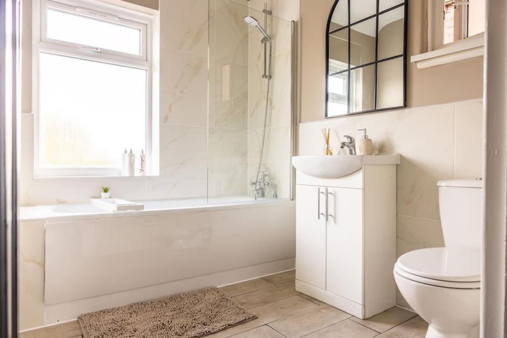 Stunning 3 Bed In New Malden, South West -newly Decorated - Free Parking - Ultrafast Wifi - Smart Tv - Netflix - Sleeps Up To 6! Close To Wimbledon And Kingston. Holiday home *