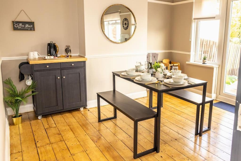 Holiday home Stunning 3 Bed In New Malden, South West -newly Decorated - Free Parking - Ultrafast Wifi - Smart Tv - Netflix - Sleeps Up To 6! Close To Wimbledon And Kingston. *