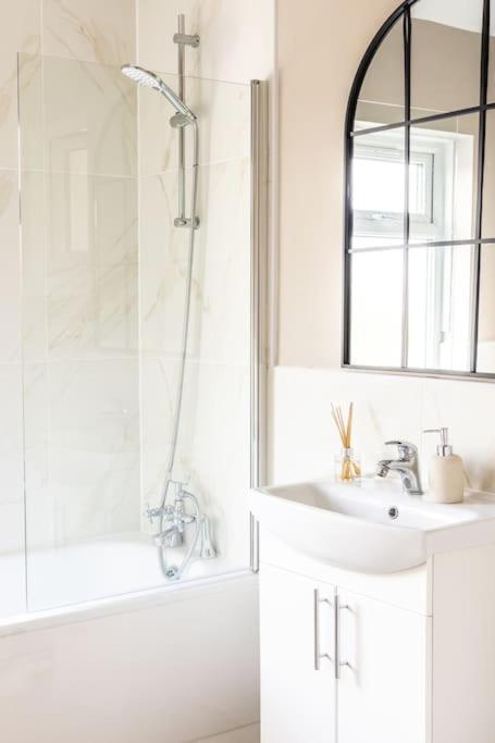 Stunning 3 Bed In New Malden, South West -newly Decorated - Free Parking - Ultrafast Wifi - Smart Tv - Netflix - Sleeps Up To 6! Close To Wimbledon And Kingston. * London