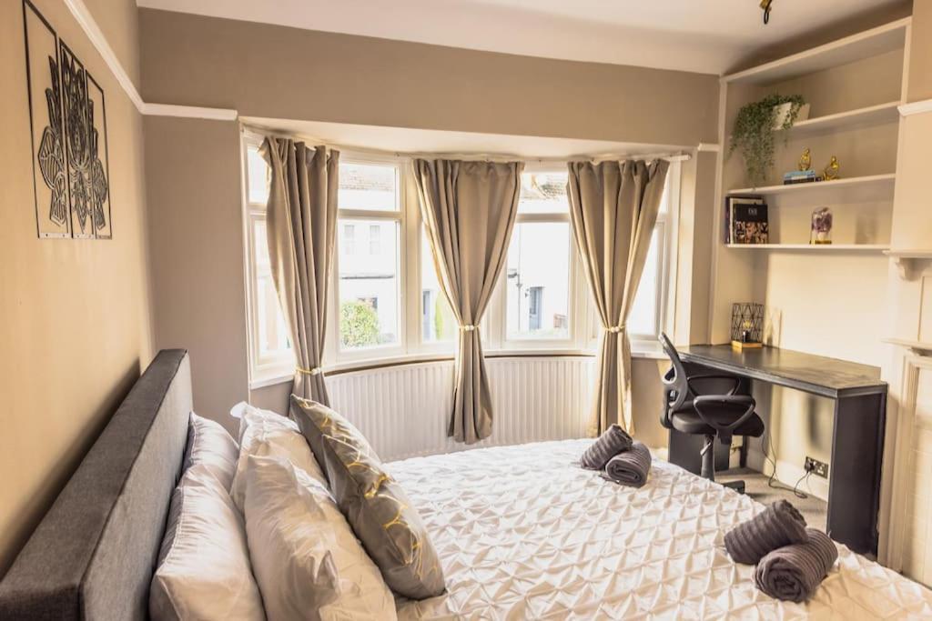 Holiday home Stunning 3 Bed In New Malden, South West -newly Decorated - Free Parking - Ultrafast Wifi - Smart Tv - Netflix - Sleeps Up To 6! Close To Wimbledon And Kingston. London
