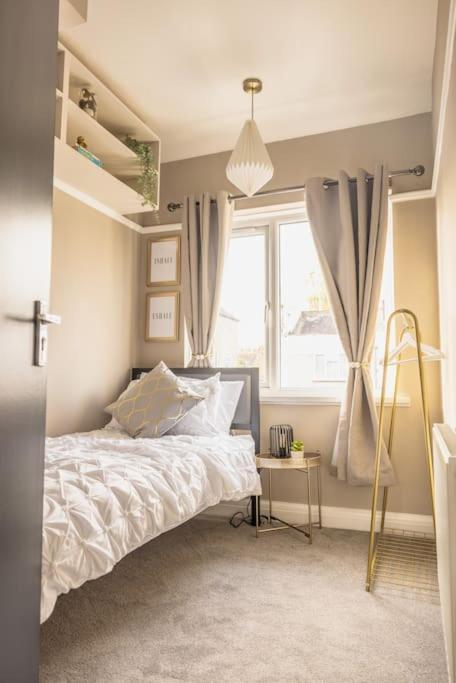 Stunning 3 Bed In New Malden, South West -newly Decorated - Free Parking - Ultrafast Wifi - Smart Tv - Netflix - Sleeps Up To 6! Close To Wimbledon And Kingston. Holiday home London