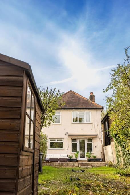 Holiday home Stunning 3 Bed In New Malden, South West -newly Decorated - Free Parking - Ultrafast Wifi - Smart Tv - Netflix - Sleeps Up To 6! Close To Wimbledon And Kingston. London