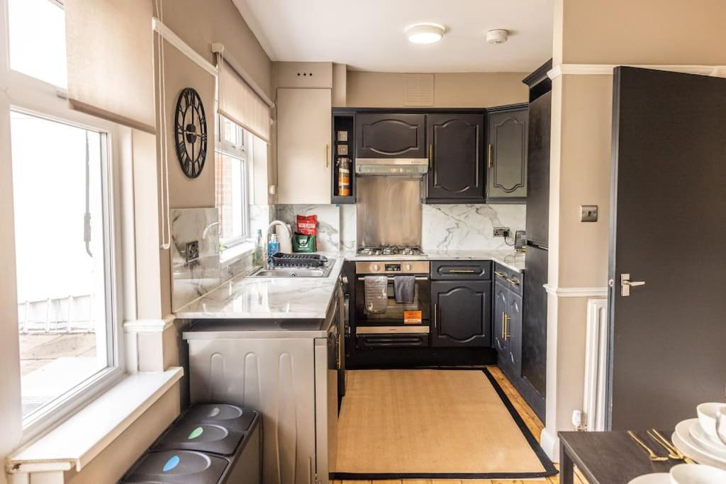 Holiday home Stunning 3 Bed In New Malden, South West -newly Decorated - Free Parking - Ultrafast Wifi - Smart Tv - Netflix - Sleeps Up To 6! Close To Wimbledon And Kingston. *