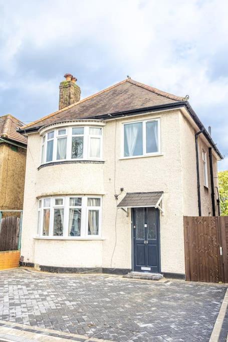 Stunning 3 Bed In New Malden, South West -newly Decorated - Free Parking - Ultrafast Wifi - Smart Tv - Netflix - Sleeps Up To 6! Close To Wimbledon And Kingston. Holiday home *