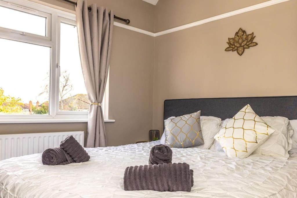 Holiday home Stunning 3 Bed In New Malden, South West -newly Decorated - Free Parking - Ultrafast Wifi - Smart Tv - Netflix - Sleeps Up To 6! Close To Wimbledon And Kingston. *