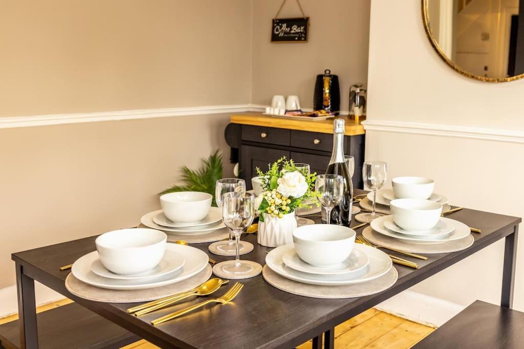 Holiday home Stunning 3 Bed In New Malden, South West -newly Decorated - Free Parking - Ultrafast Wifi - Smart Tv - Netflix - Sleeps Up To 6! Close To Wimbledon And Kingston.