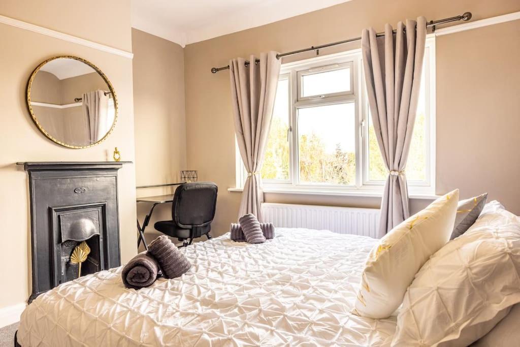 Holiday home Stunning 3 Bed In New Malden, South West -newly Decorated - Free Parking - Ultrafast Wifi - Smart Tv - Netflix - Sleeps Up To 6! Close To Wimbledon And Kingston. London