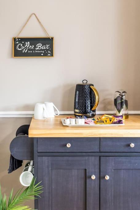 Holiday home Stunning 3 Bed In New Malden, South West -newly Decorated - Free Parking - Ultrafast Wifi - Smart Tv - Netflix - Sleeps Up To 6! Close To Wimbledon And Kingston. *